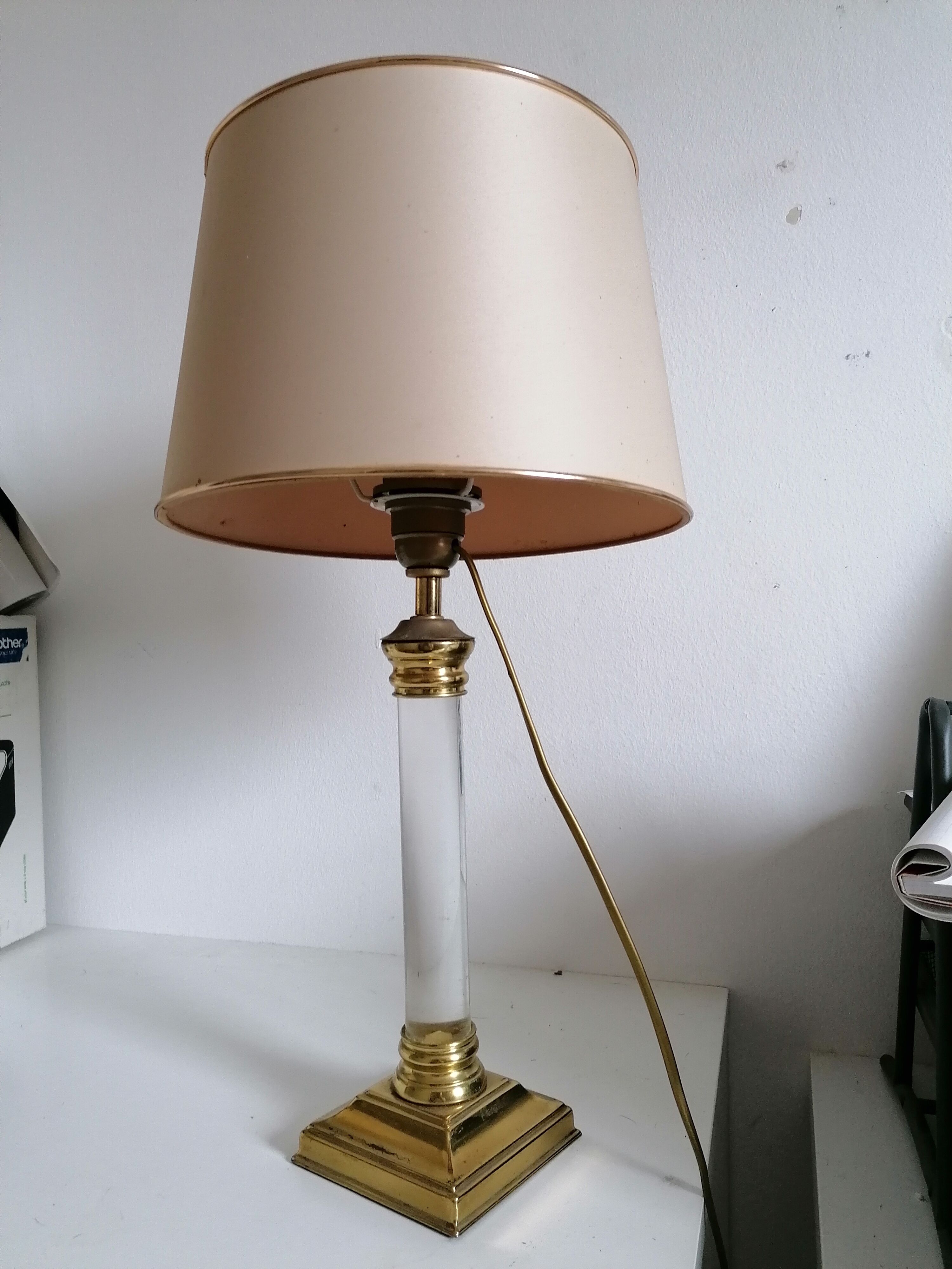 Lampe pied plexiglass et métal doré vintage