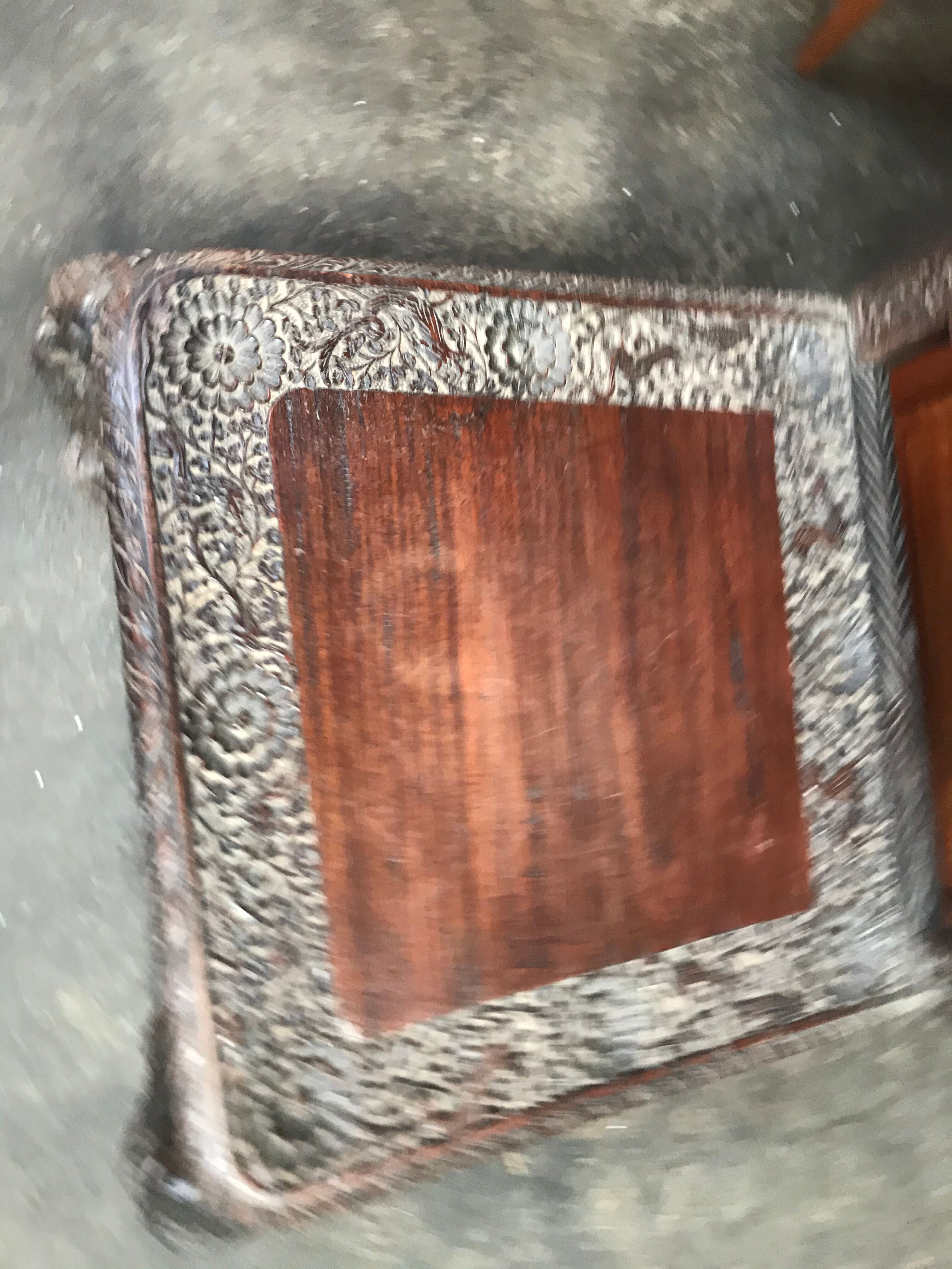 Chaise indienne en bois sculpté