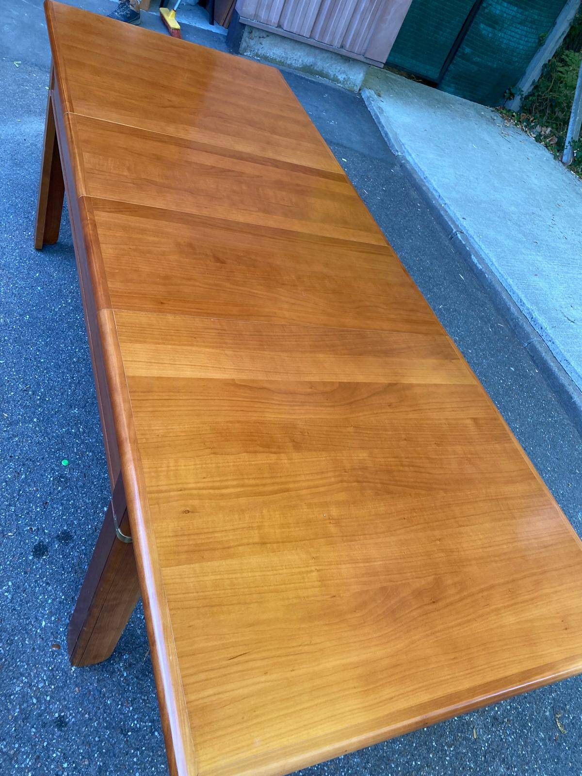 Scandinavian extendable dining table in honey-stained wood for 12 people 1990