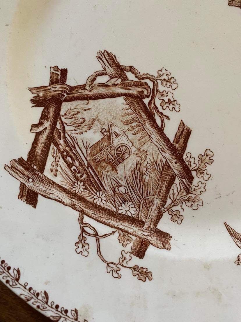 Plat rond terre de fer sépia.