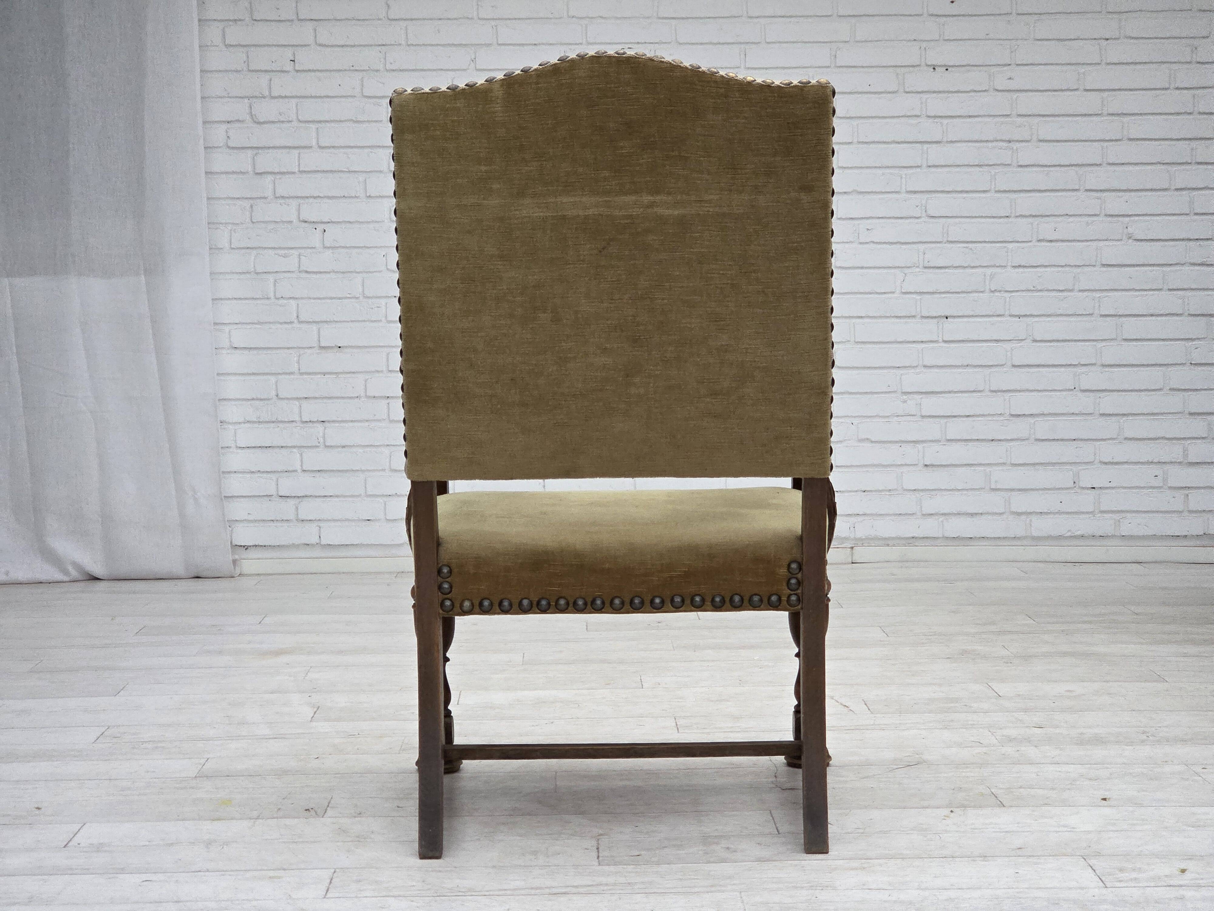 Fauteuil danois à dossier haut des années 1950, en laine tissée à la main, velours, bois de chêne sculpté.