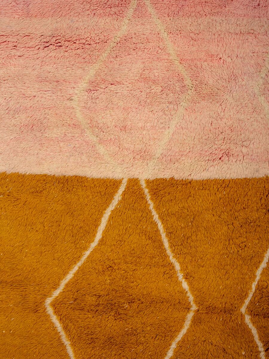 Hand-knotted rug with a gradient diamond pattern from M’rirt | 216 cm x 330 cm