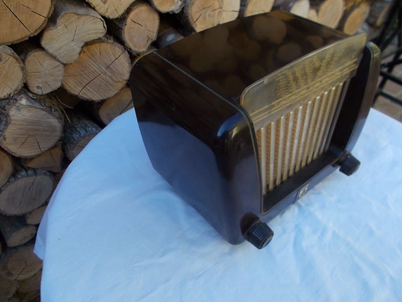Former Philips Art Deco radio in Bakelite