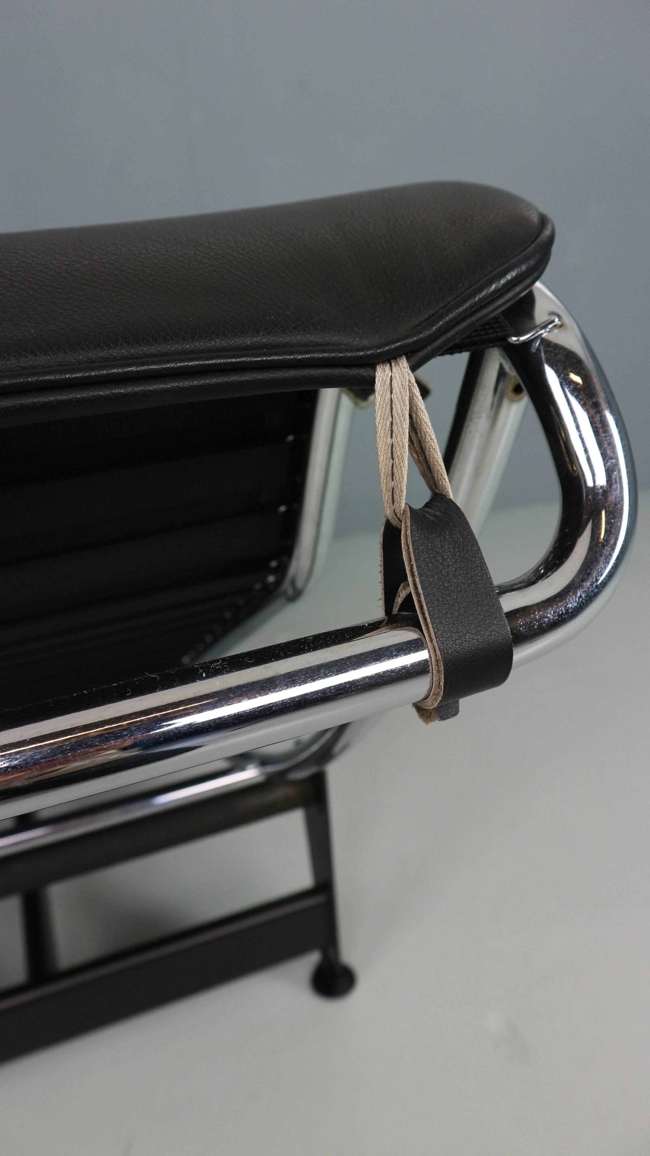 Chaise longue LC4 en cuir noir par Le Corbusier pour Cassina, années 1980