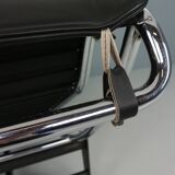 Chaise longue LC4 en cuir noir par Le Corbusier pour Cassina, années 1980