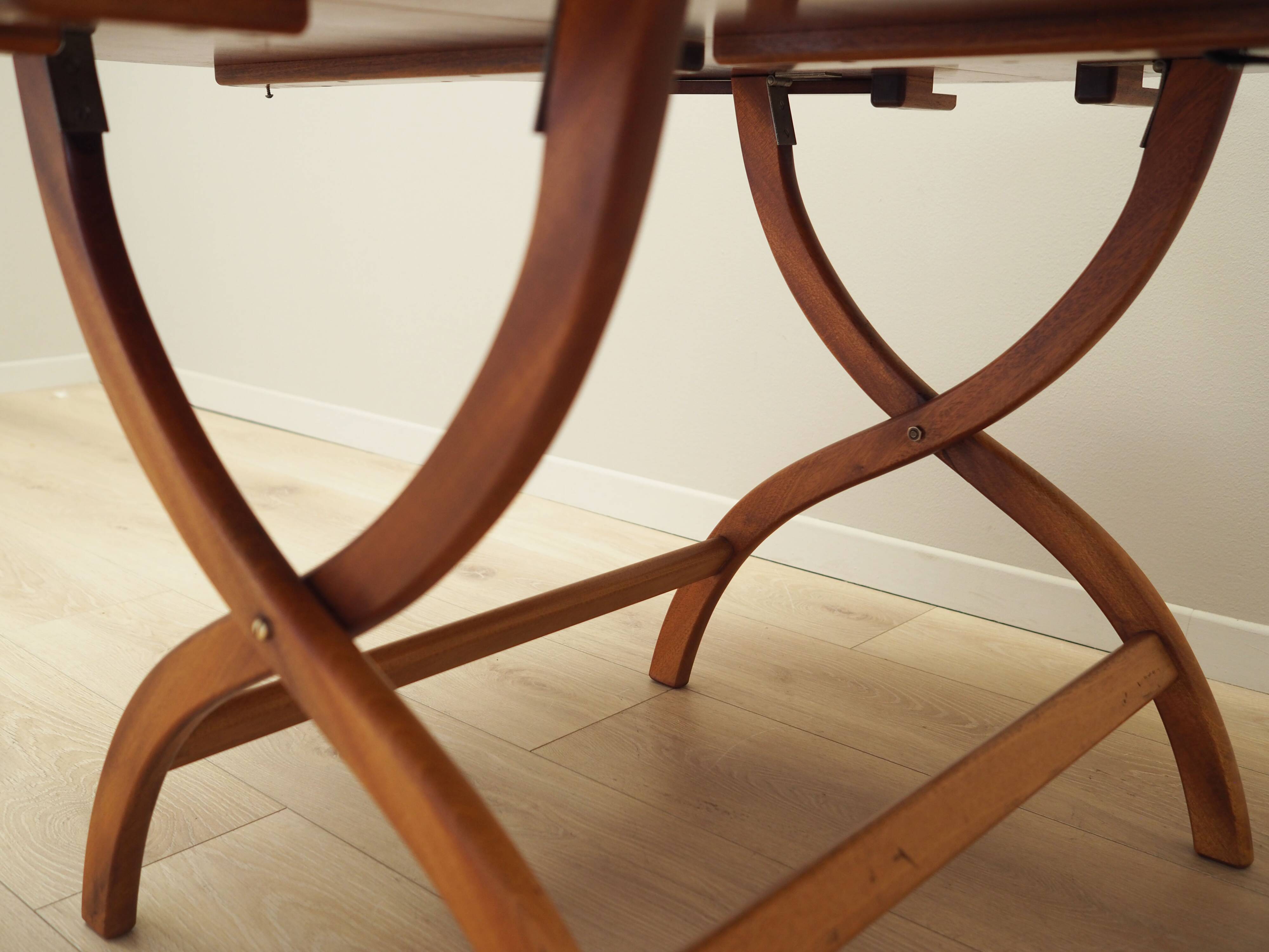 Table basse ronde en acajou, design danois, années 1970, production : Danemark
