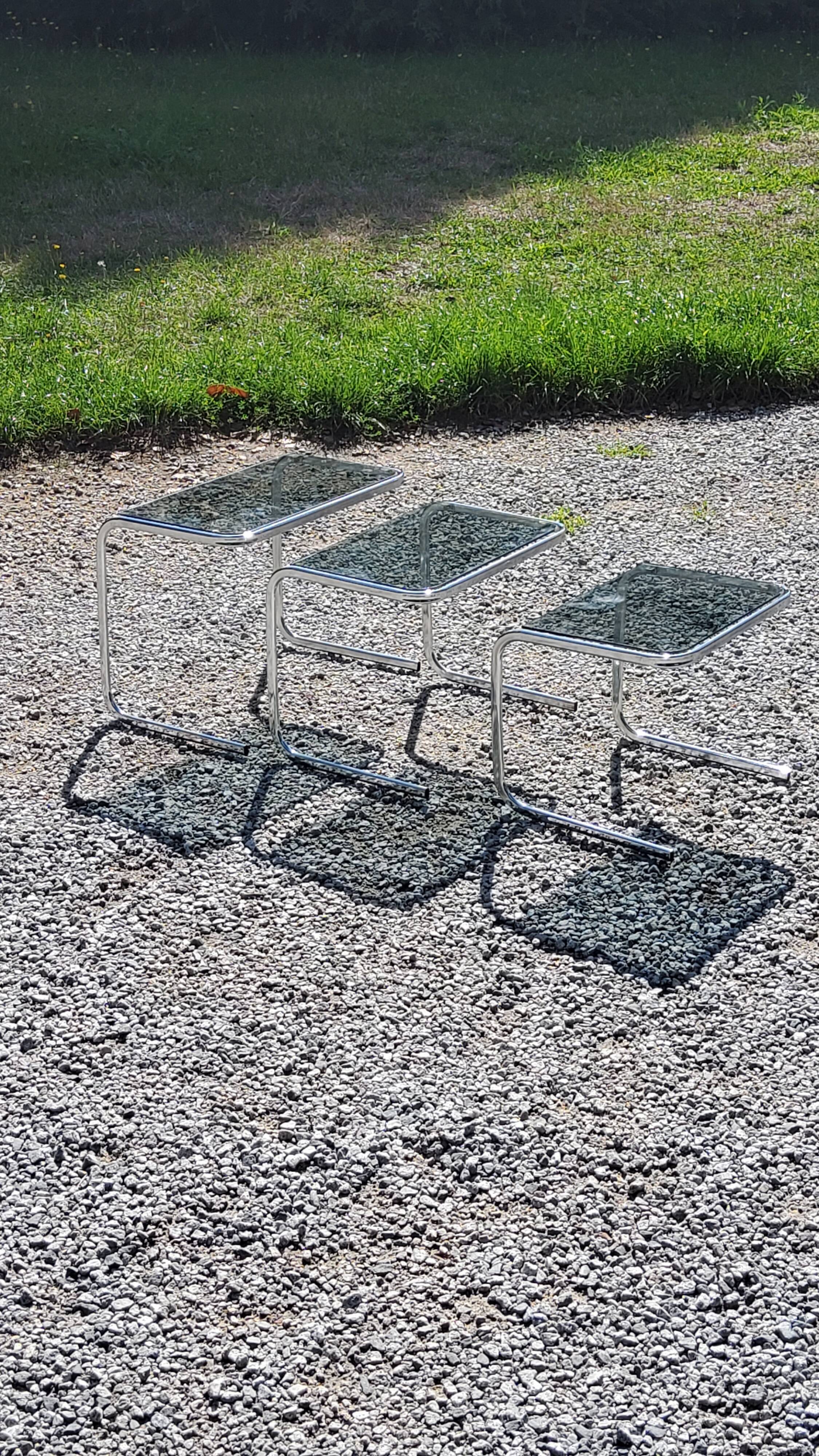 Set de 3 tables gigognes des années 70 en verre fumé piètement chromé