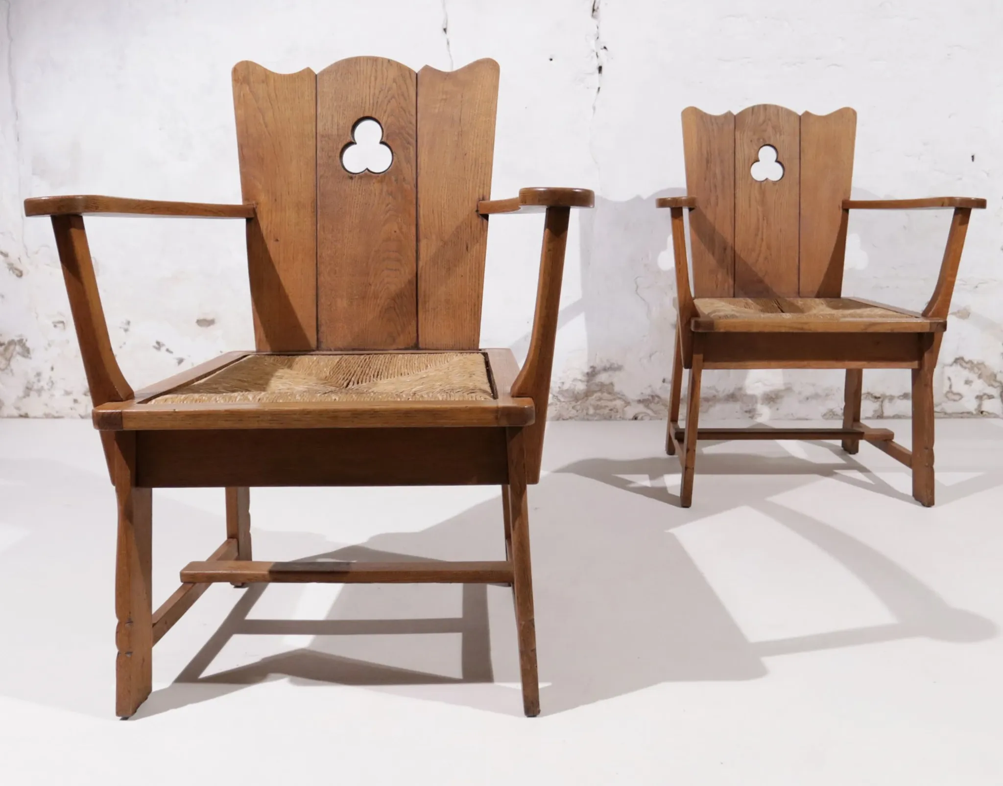 Pair of brutalist oak throne chairs with rush seats – Netherlands, 1930s