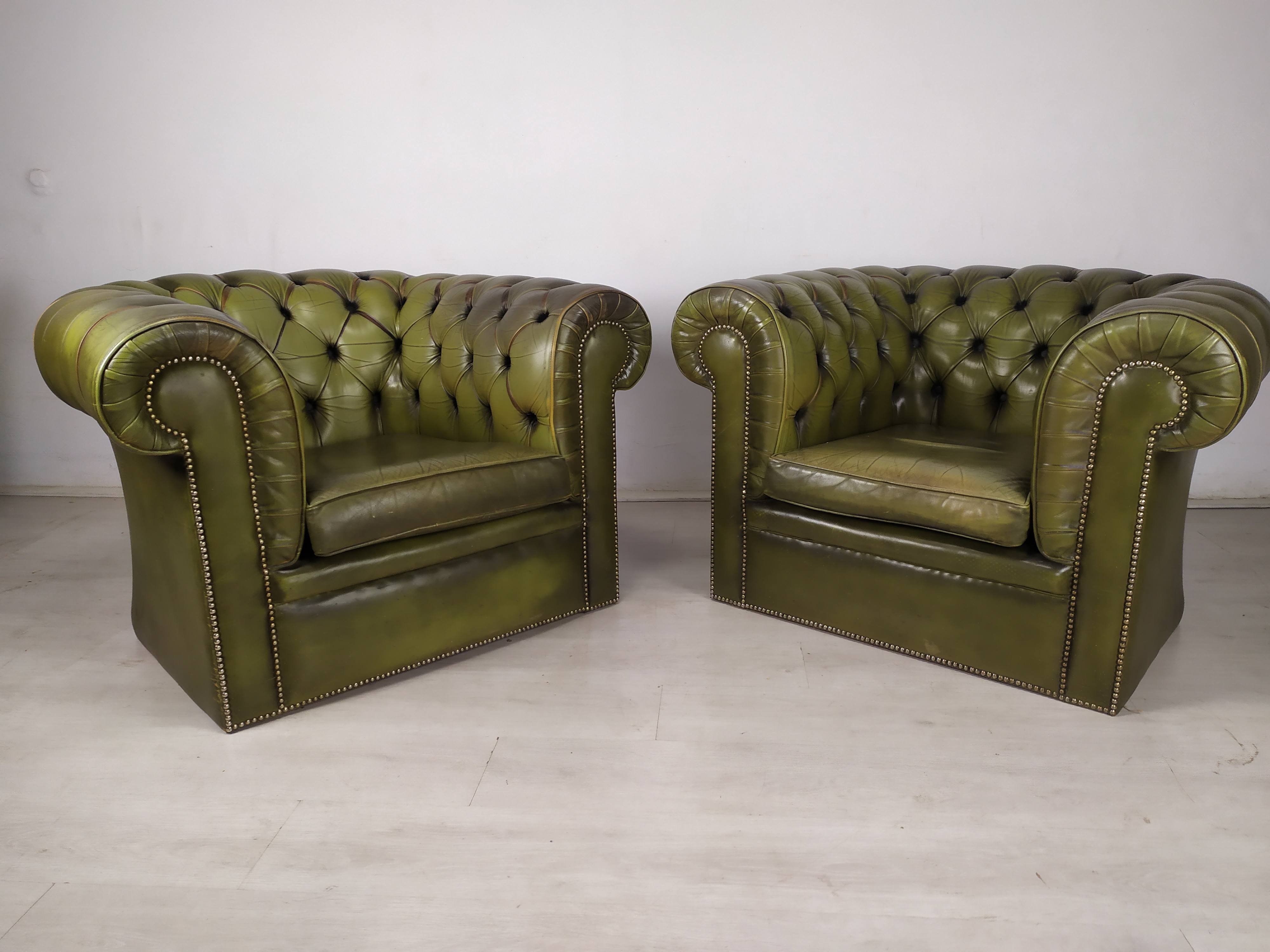 Paire de fauteuils Chesterfield cuir vert