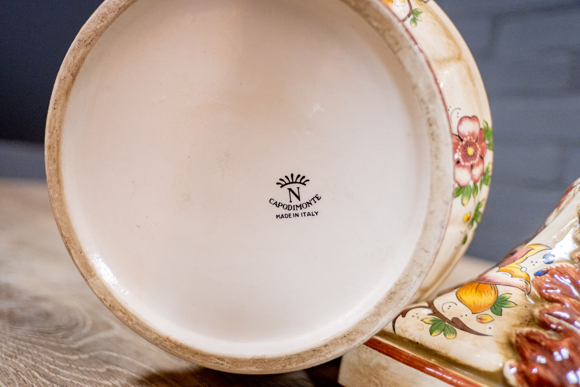 Piedestal with vase / flower pot