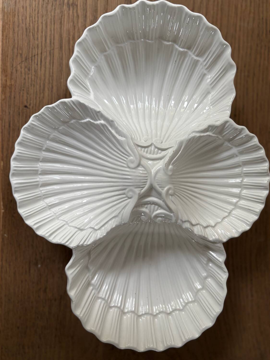 Ceramic shell-shaped serving dish