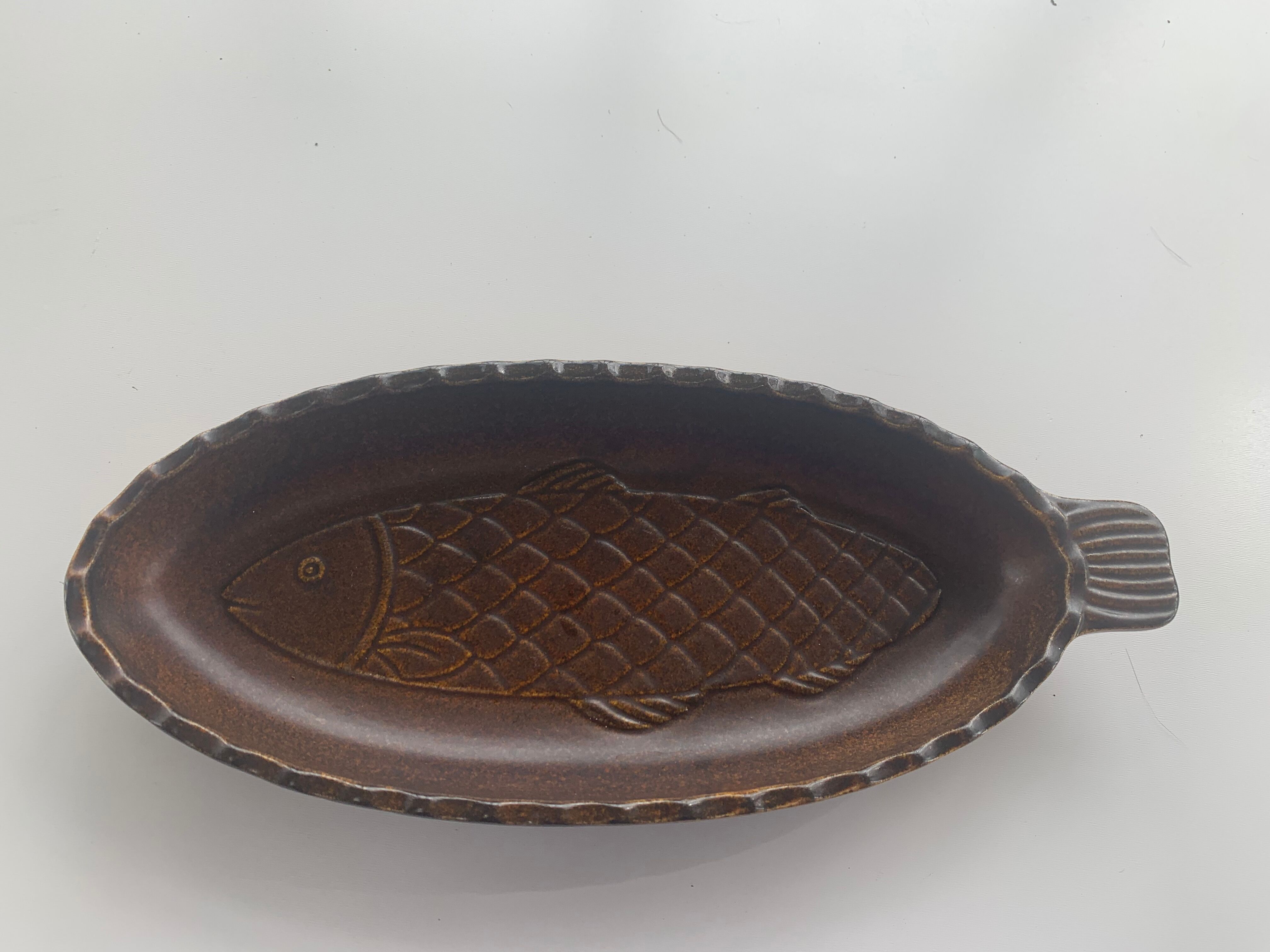 Glazed ceramic dish with fish pattern in relief friesbud melitta germany katen geschler 70