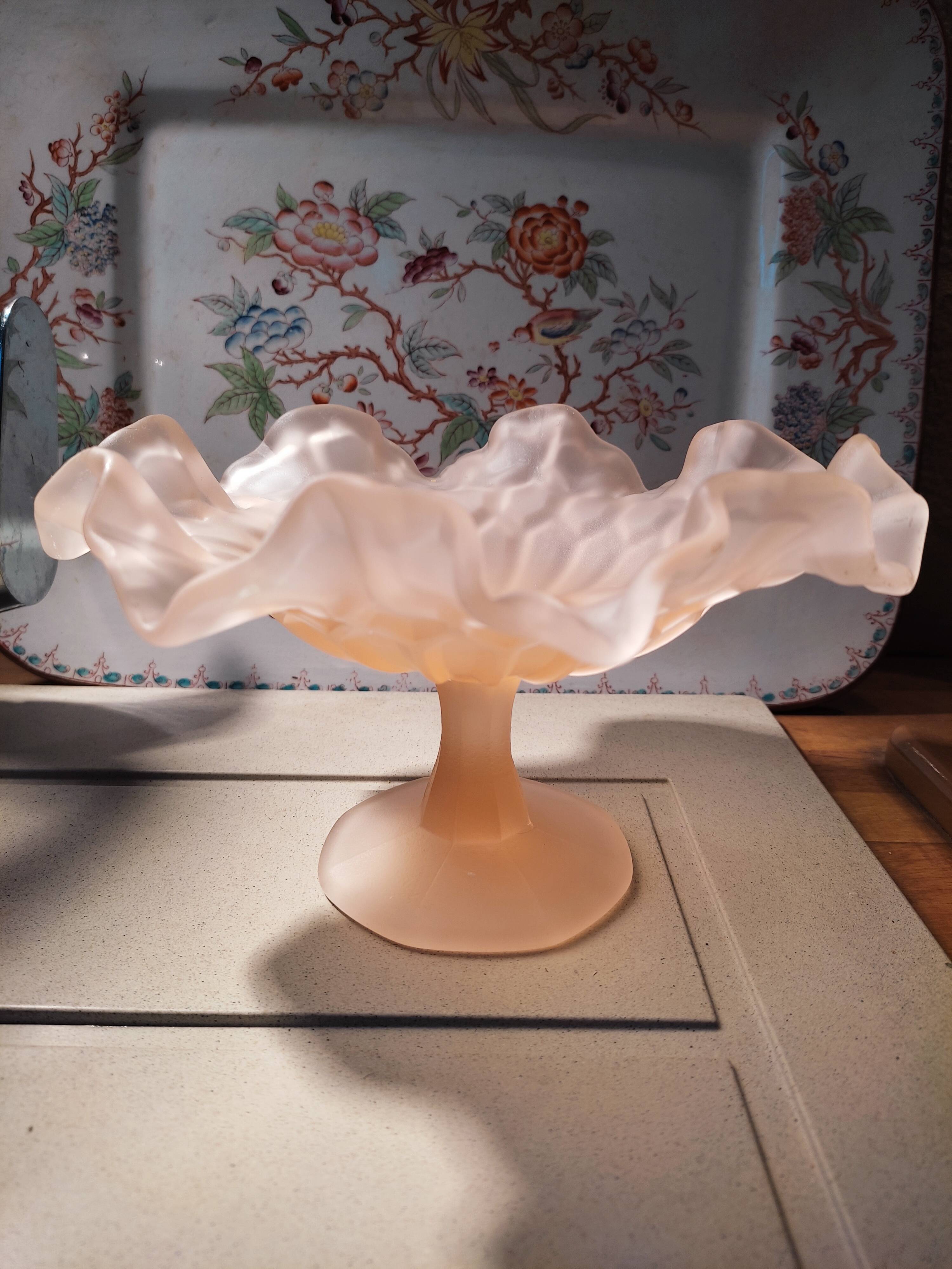 Powder pink and frosted compotier