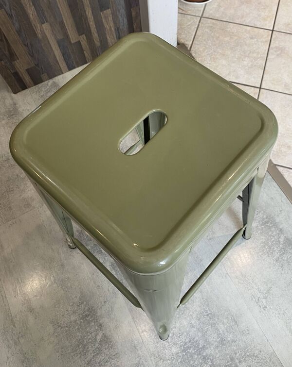 Tabouret haut de bar industriel TOLIX H75 empilables vert olive