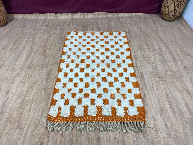 Ecru Moroccan rug with geometric patterns 250cm x 150cm