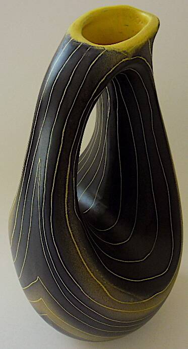 Earthenware vase decorated with yellow lines on a black and yellow background