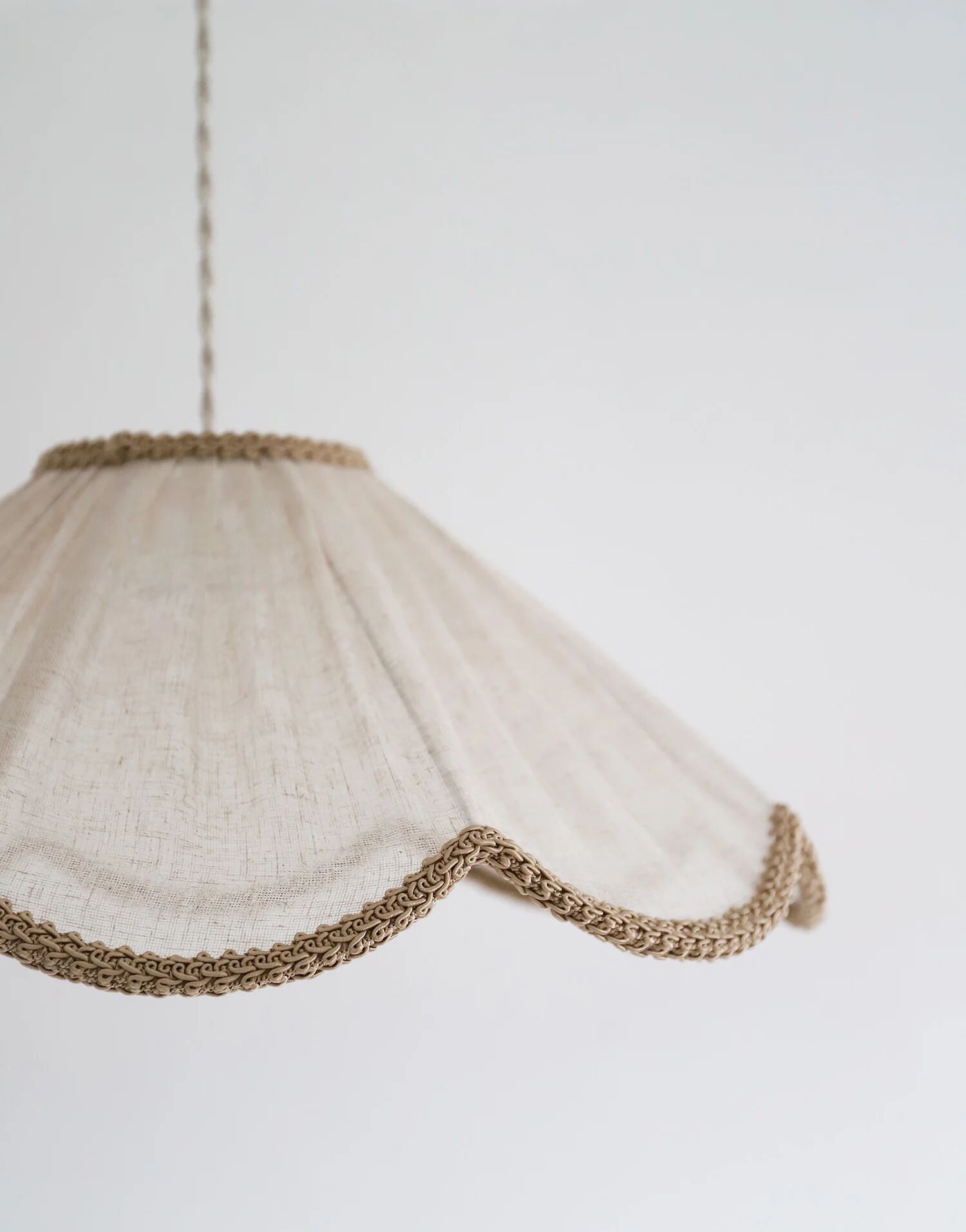 Suspension in a solid floral shape Françoise "classic beige"