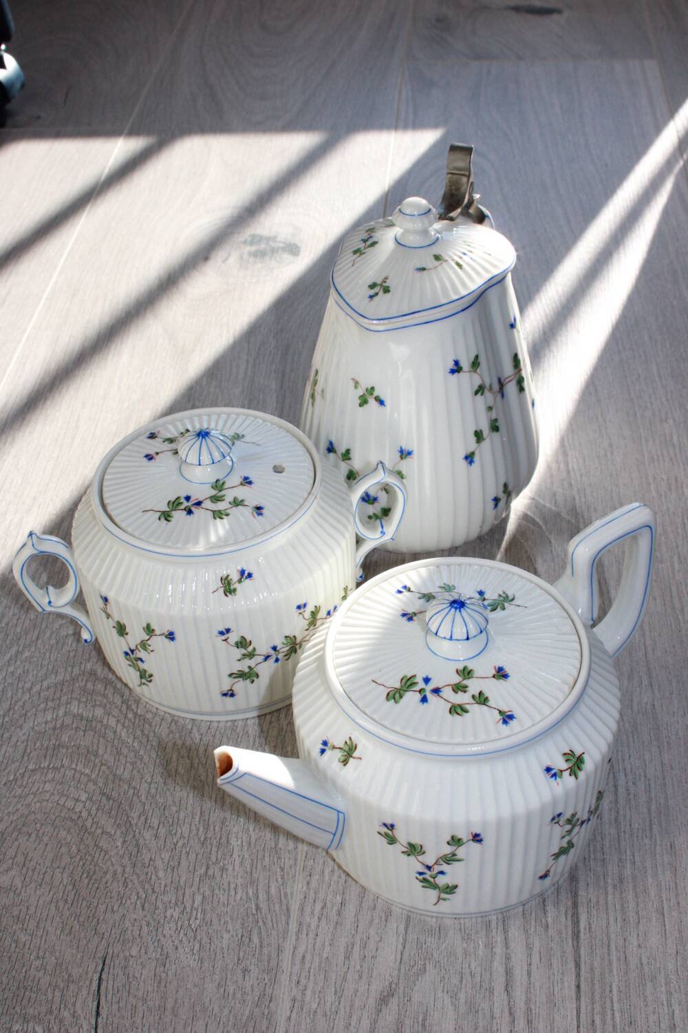 Service à thé ancien en porcelaine