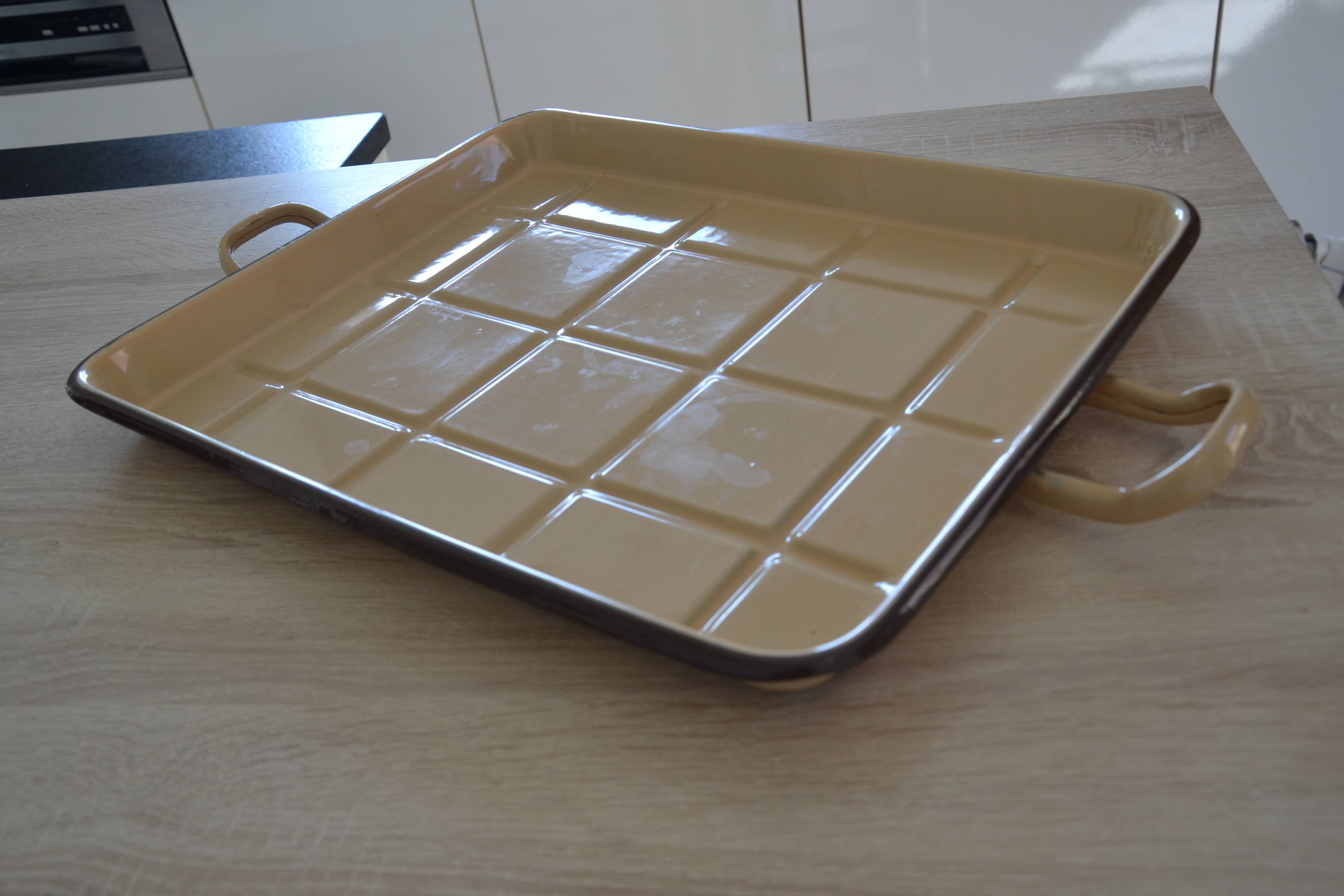 Vintage enamelled sheet metal tray
