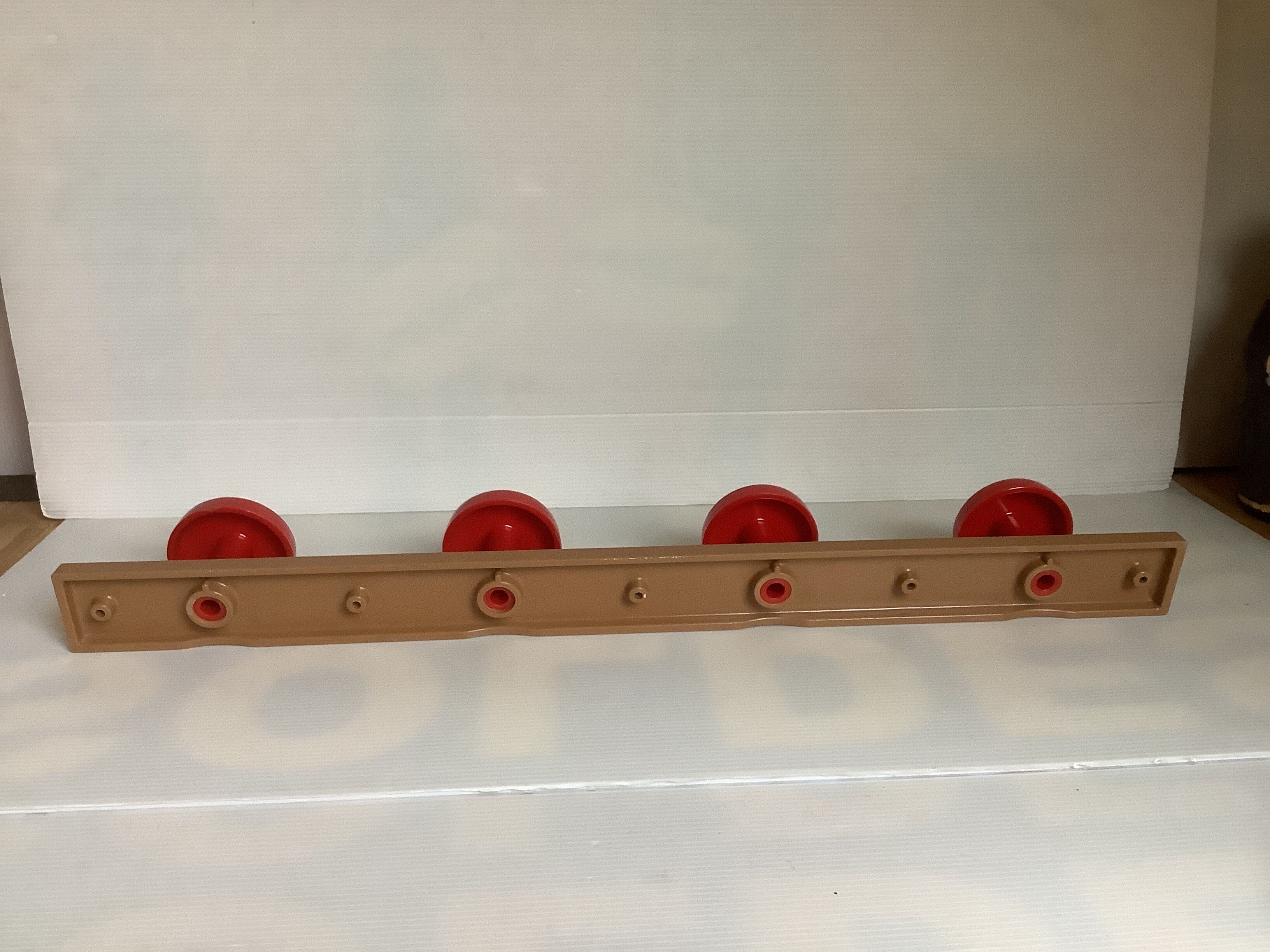 Old coat rack grosfillex red and beige