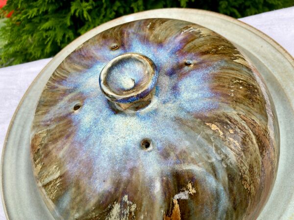 Ancienne cloche a fromage avec son plateau en céramique signature à identifier