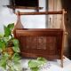 Porte-revues ancien en bois et cannage