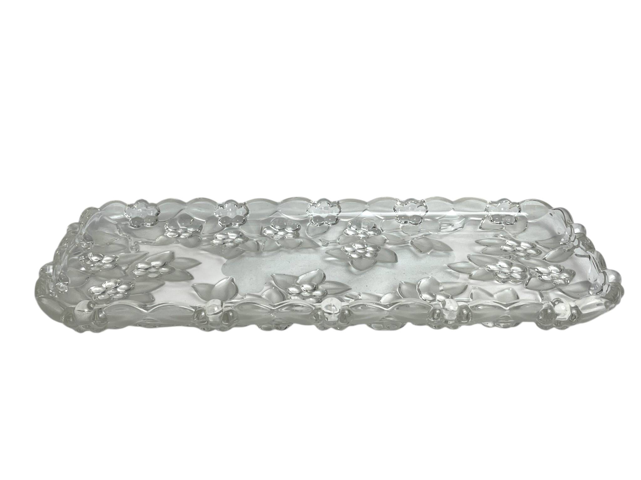 Tableware, glass cake dish decorated with flowers from the 20th century.