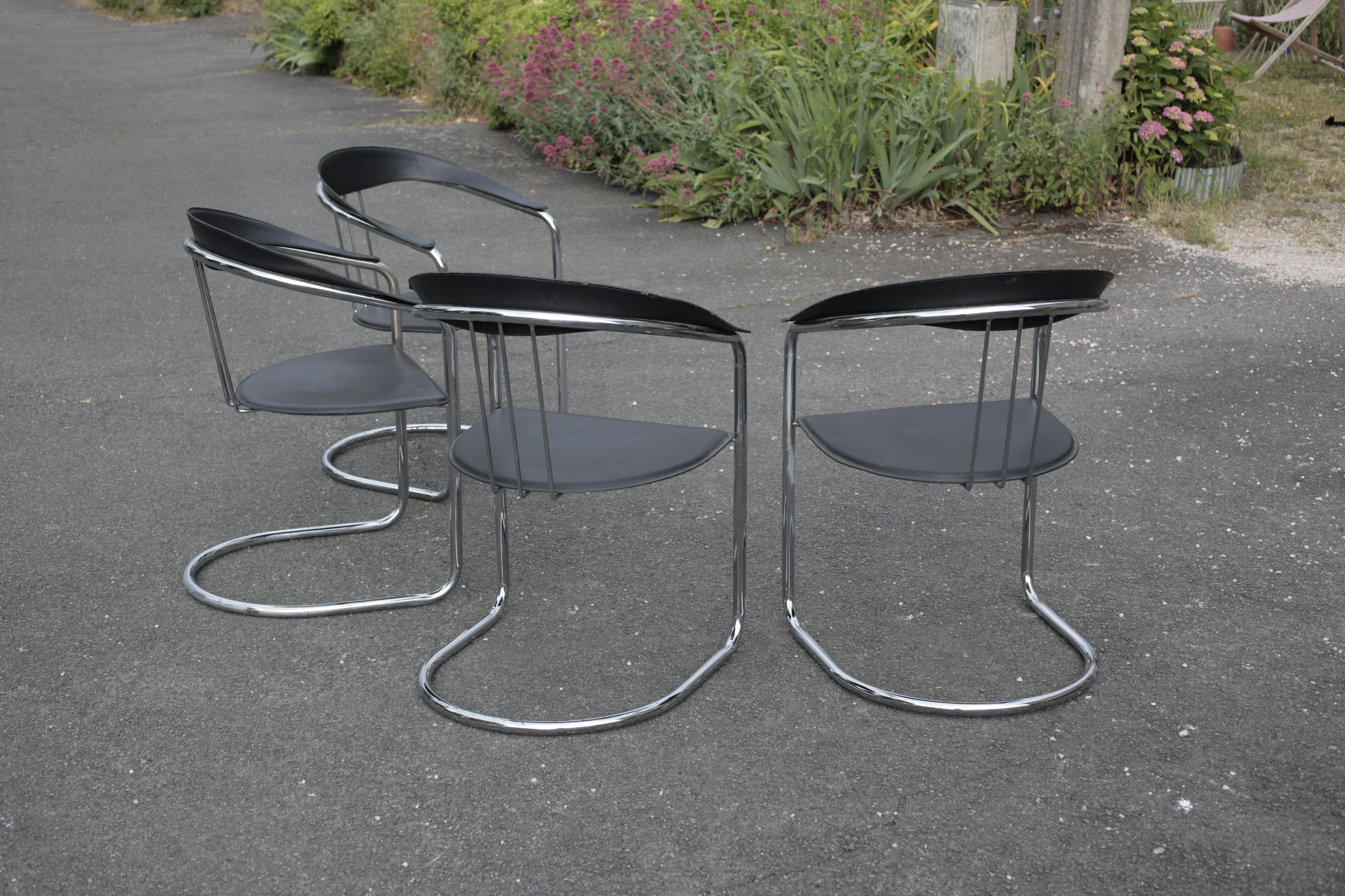 Quatre chaises avec accoudoirs style Arrben