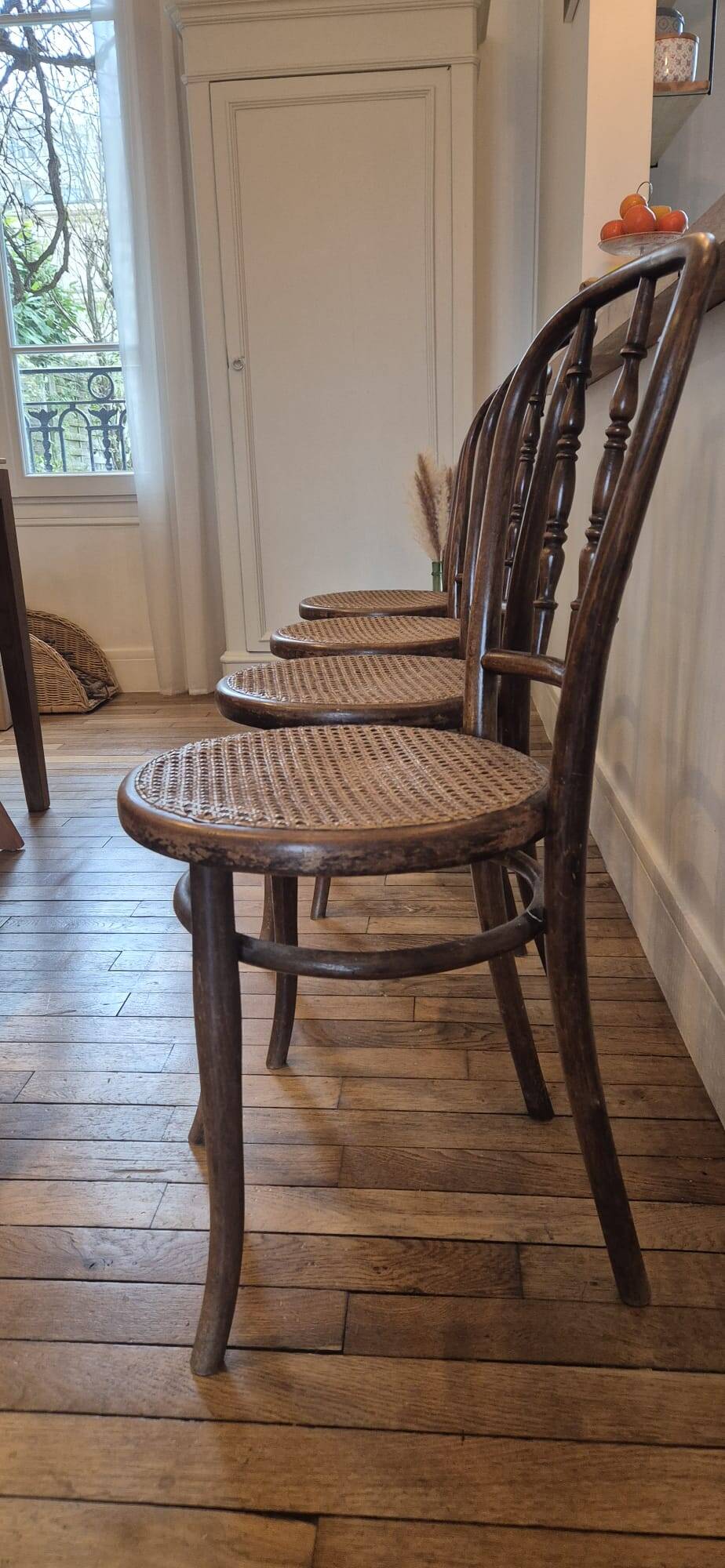 Lot de 4 chaises signées Thonet avec cannage