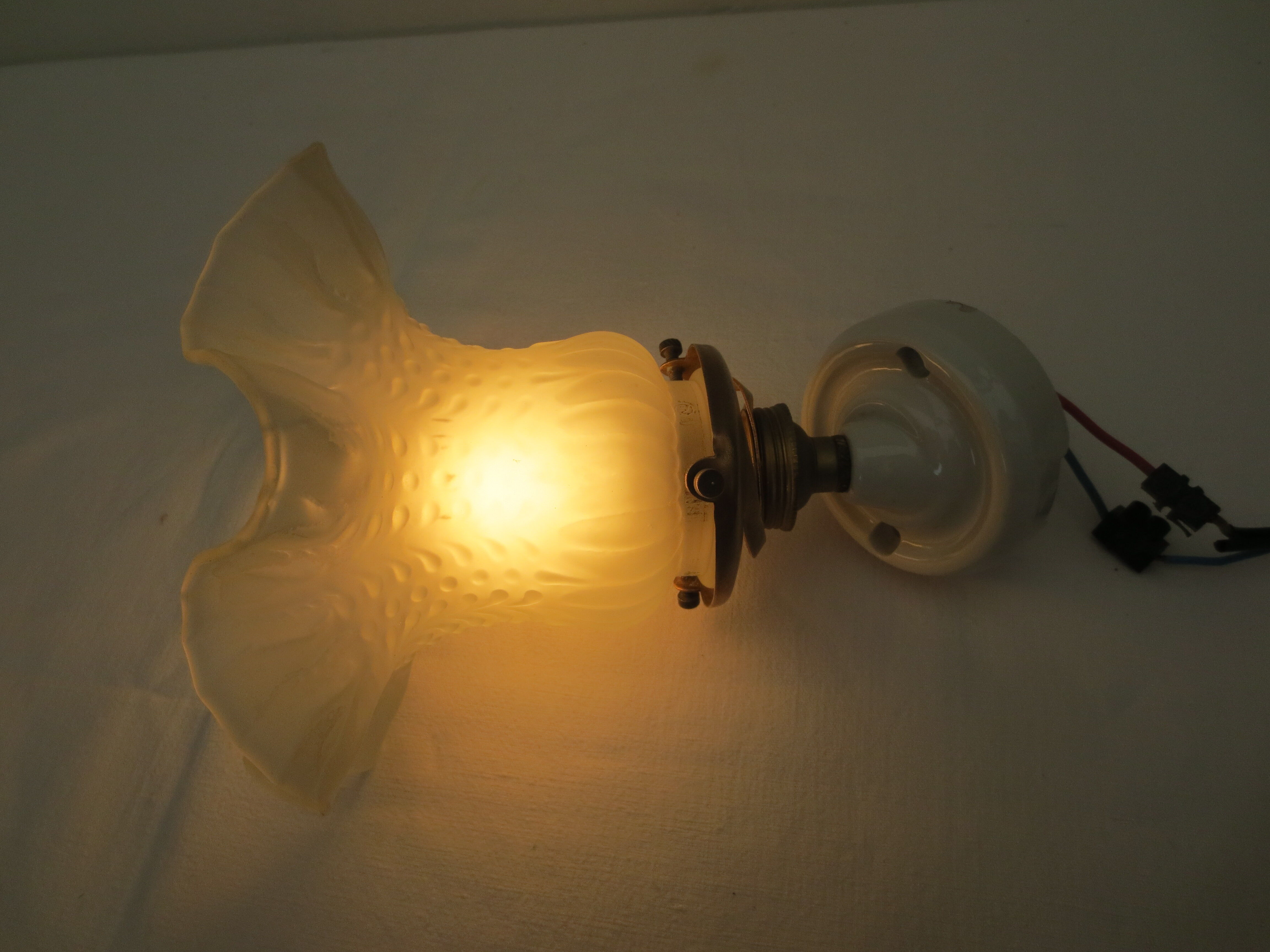 Ancienne applique murale 45° tulipe blanche volantée