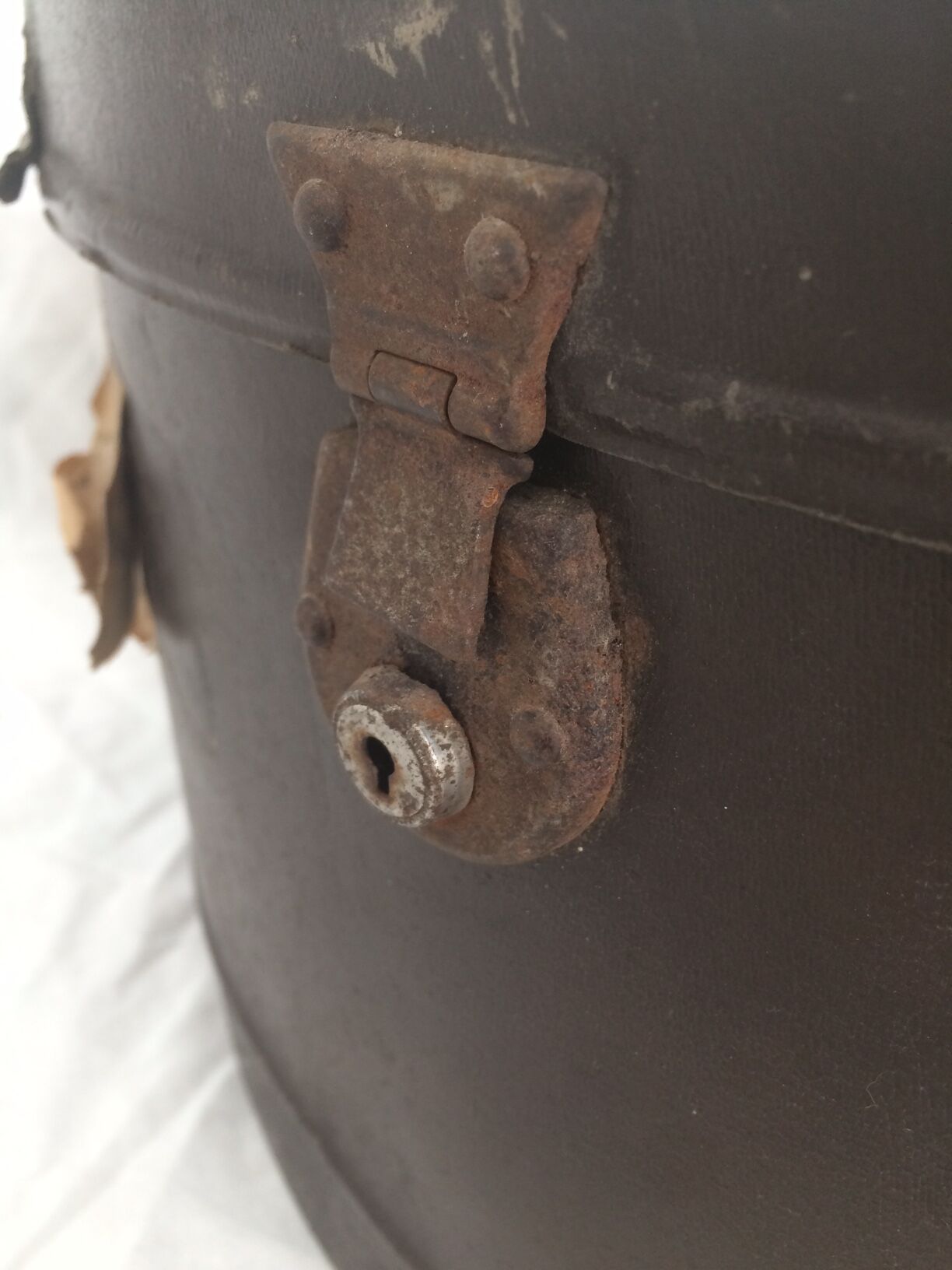 Suitcase time hat box