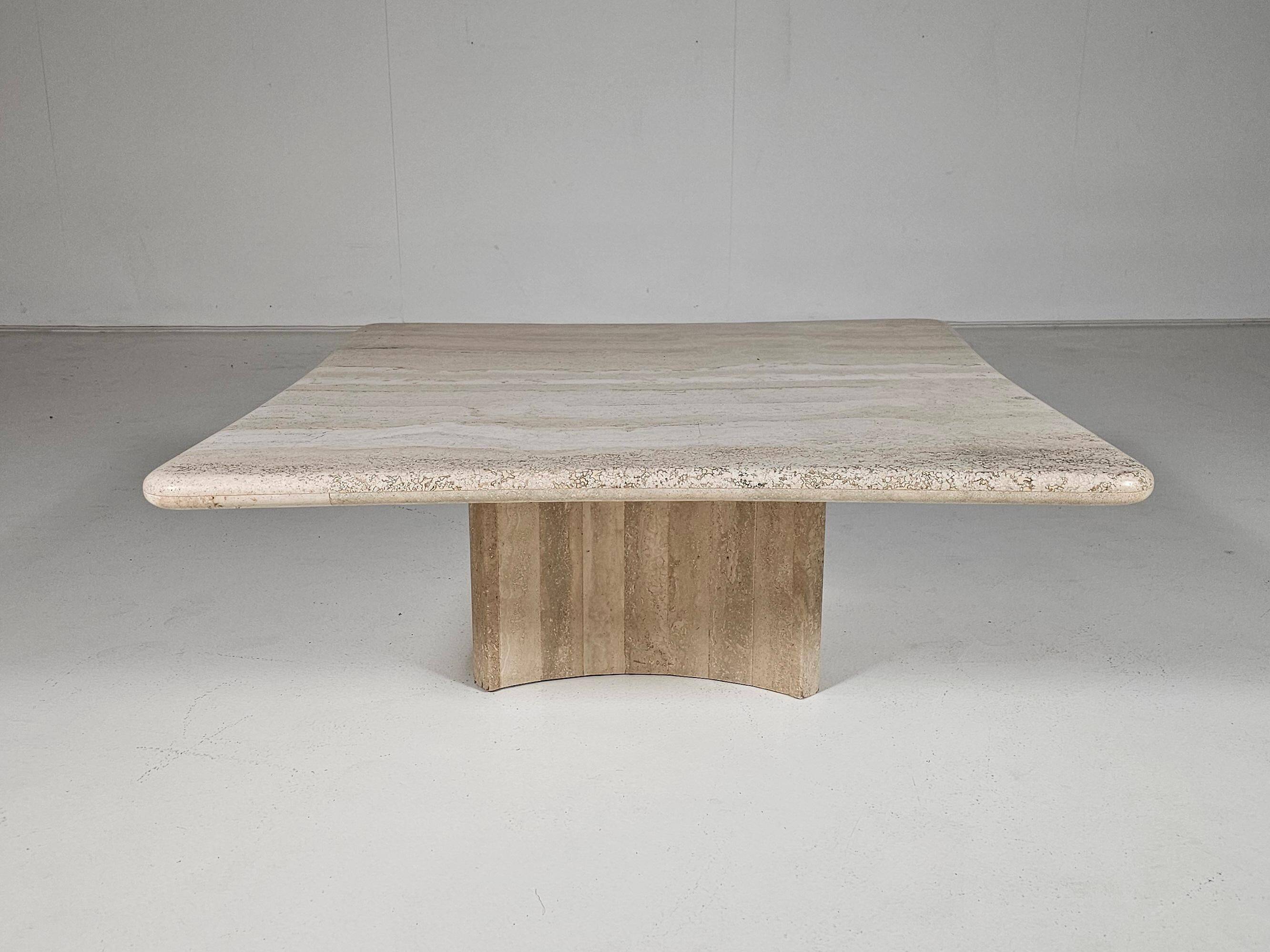 Sculptural coffee table in Italian travertine from the 1970s.