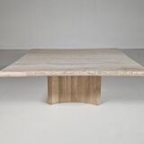 Sculptural coffee table in Italian travertine from the 1970s.