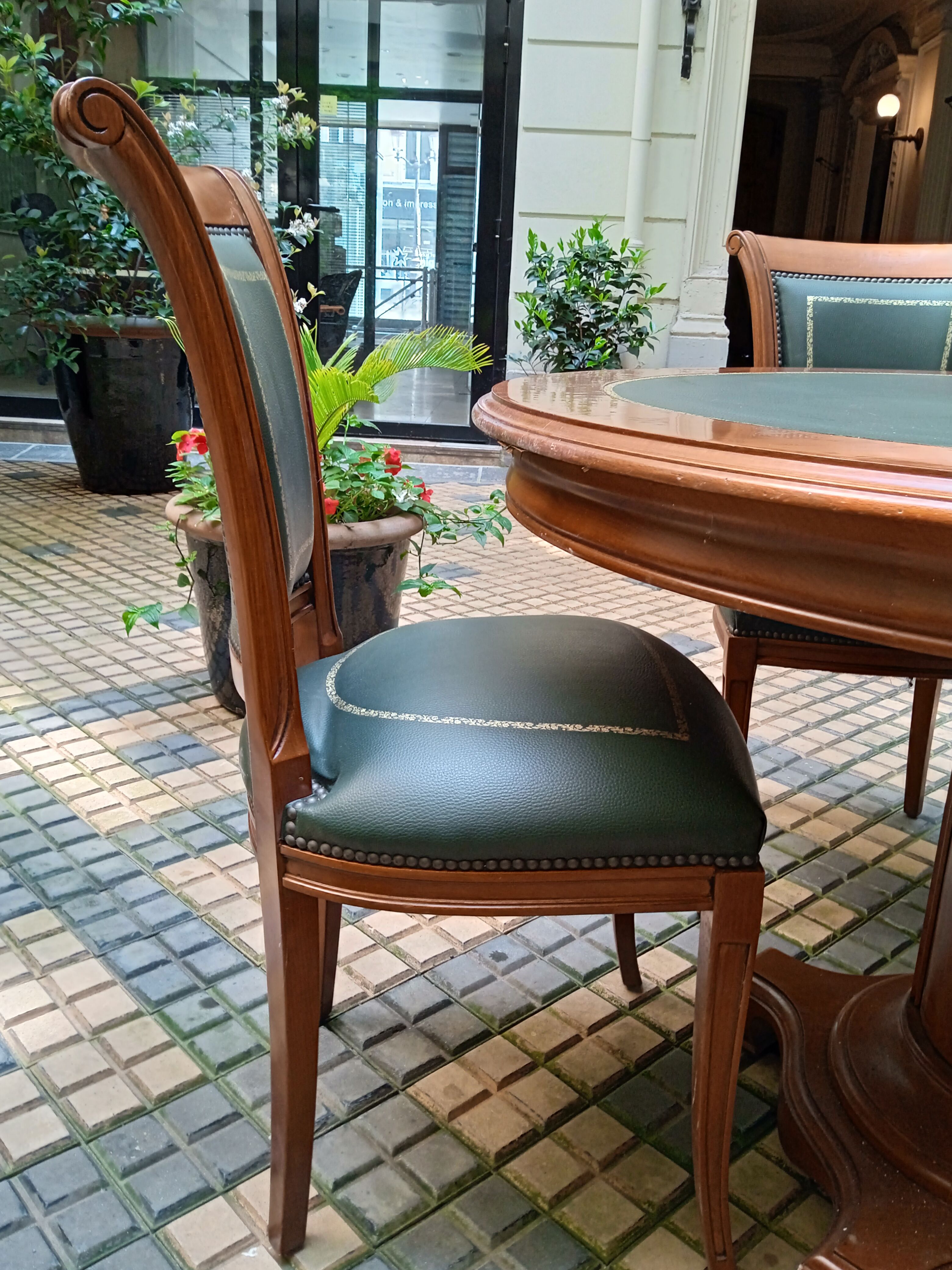 Round table type directoire green leather and its 4 chairs