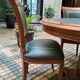 Table ronde type directoire cuir vert  et ses 4 chaises