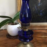 Lampe à pétrole en verre bleu cobalt et laiton estampillé "Sail Boat Brand"