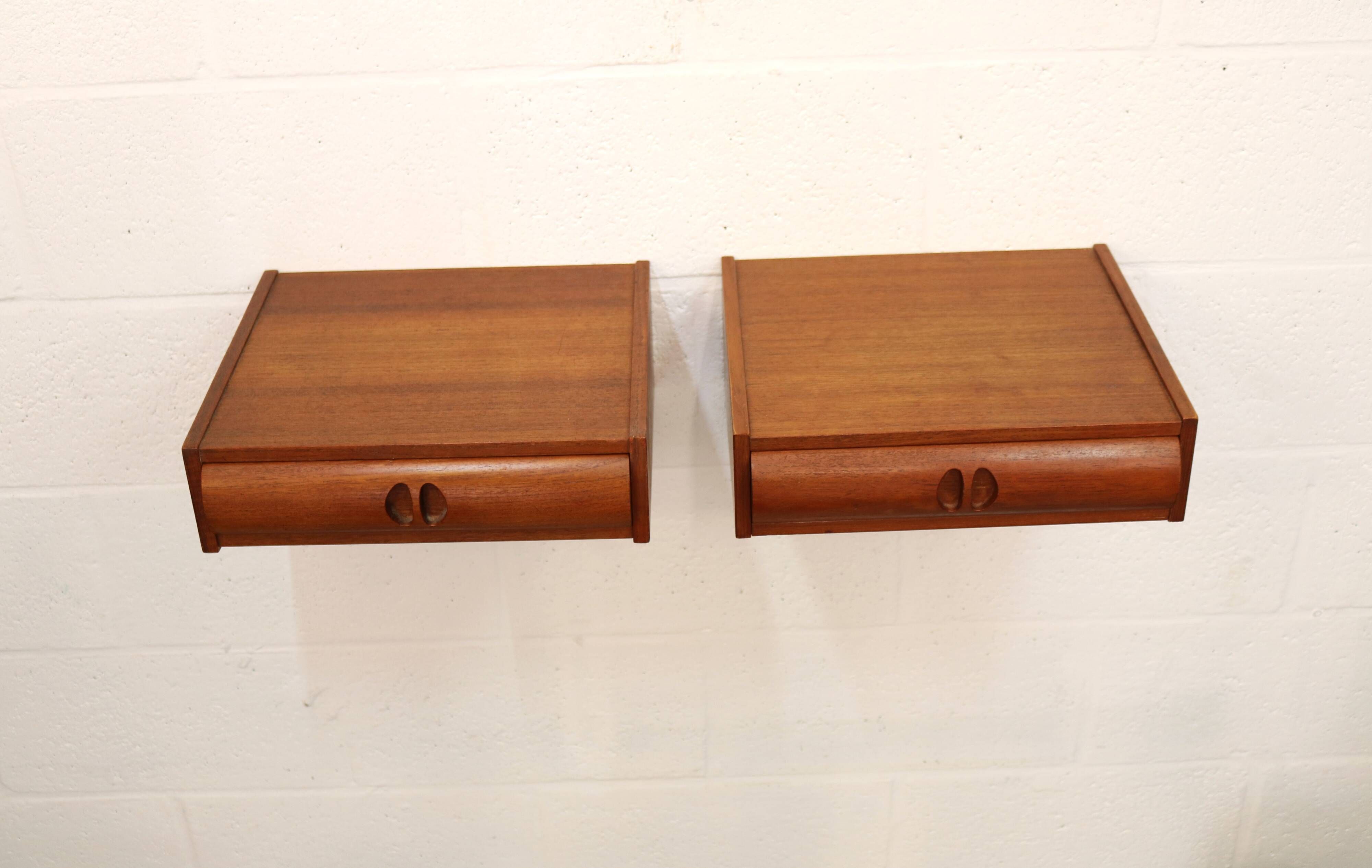 Set of vintage floating nightstands in teak with drawers *** Denmark 1970