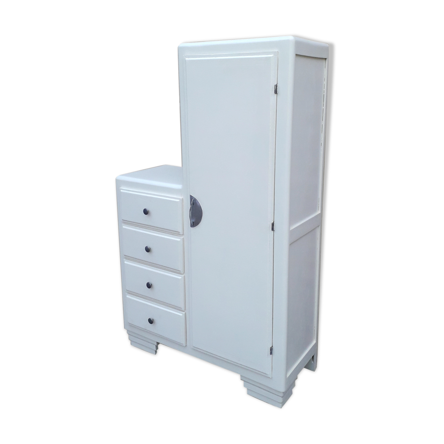 Asymmetrical cabinet