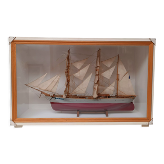 Maquette ancienne navire trois mats barque " Claire Menier " sous vitrine