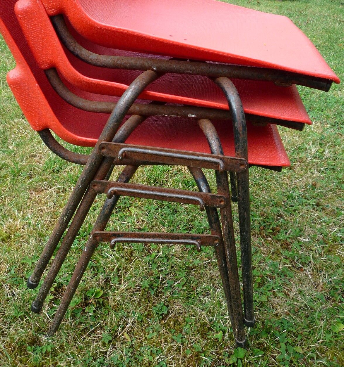 Lot de 3 chaises coque monobloc rouge "salle des fêtes" vintage 1970s