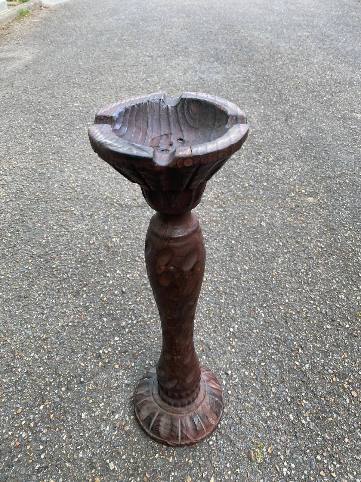Round candle holder in turned carved wood