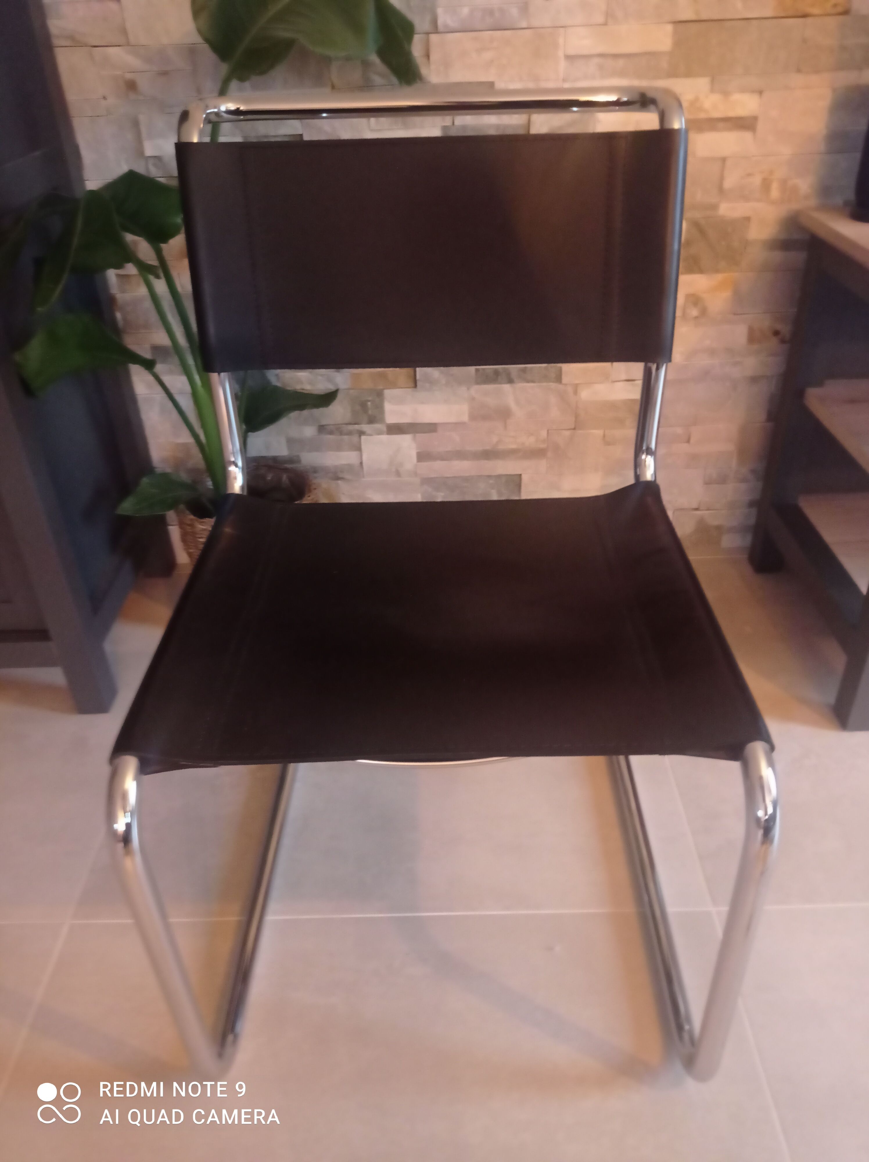 Paire de chaises en cuir noir et chrome modele Spoletto du designer Bersanelli