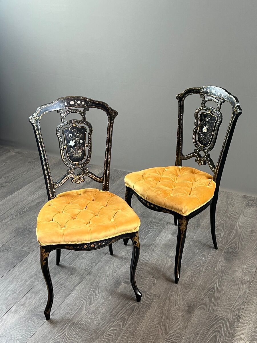 Paire de chaises Napoléon III marquetées et incrustées de nacre, XIXe Siècle