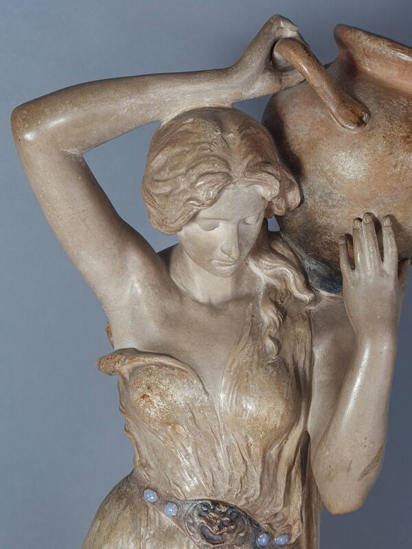 Sculpture céramique Femme et cruche ceinture opale Goldscheider vers 1900, 60 cm C155