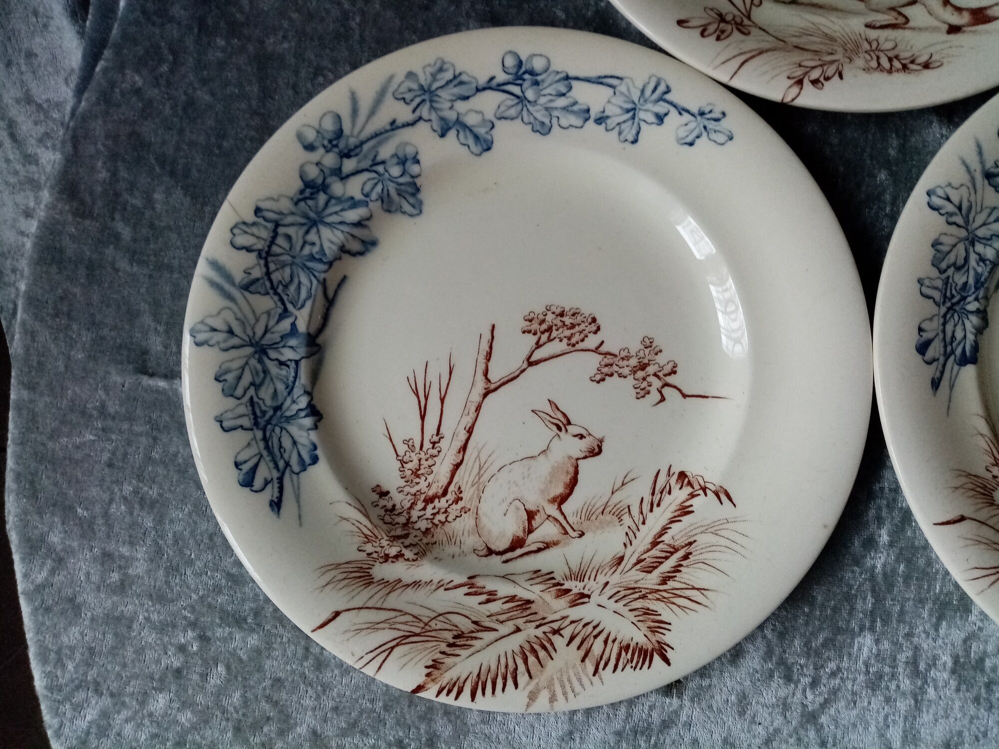 Series of 3 flat plates in iron earth, clairefontaine, hunting model
