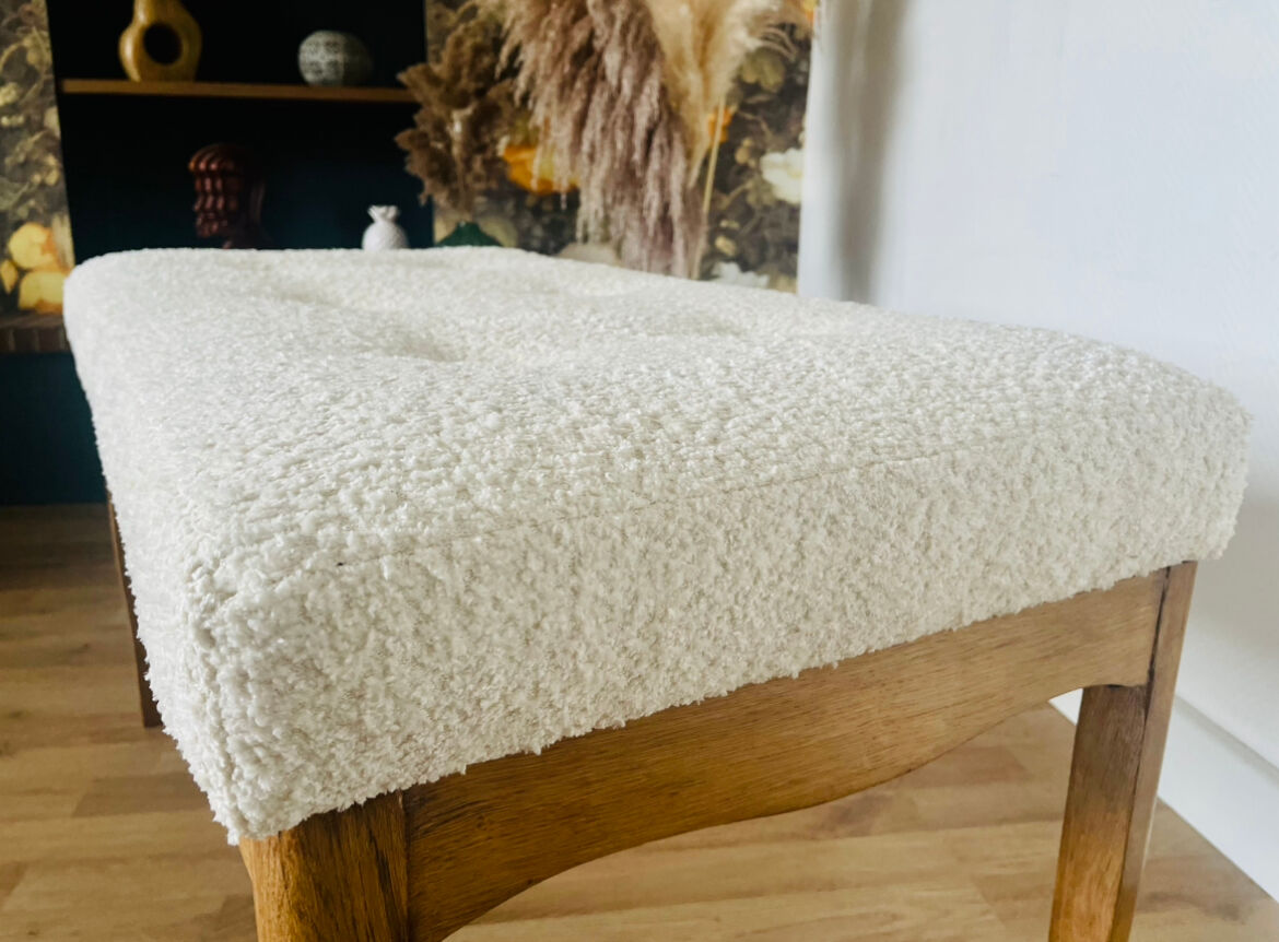 Oak bench, white fabric