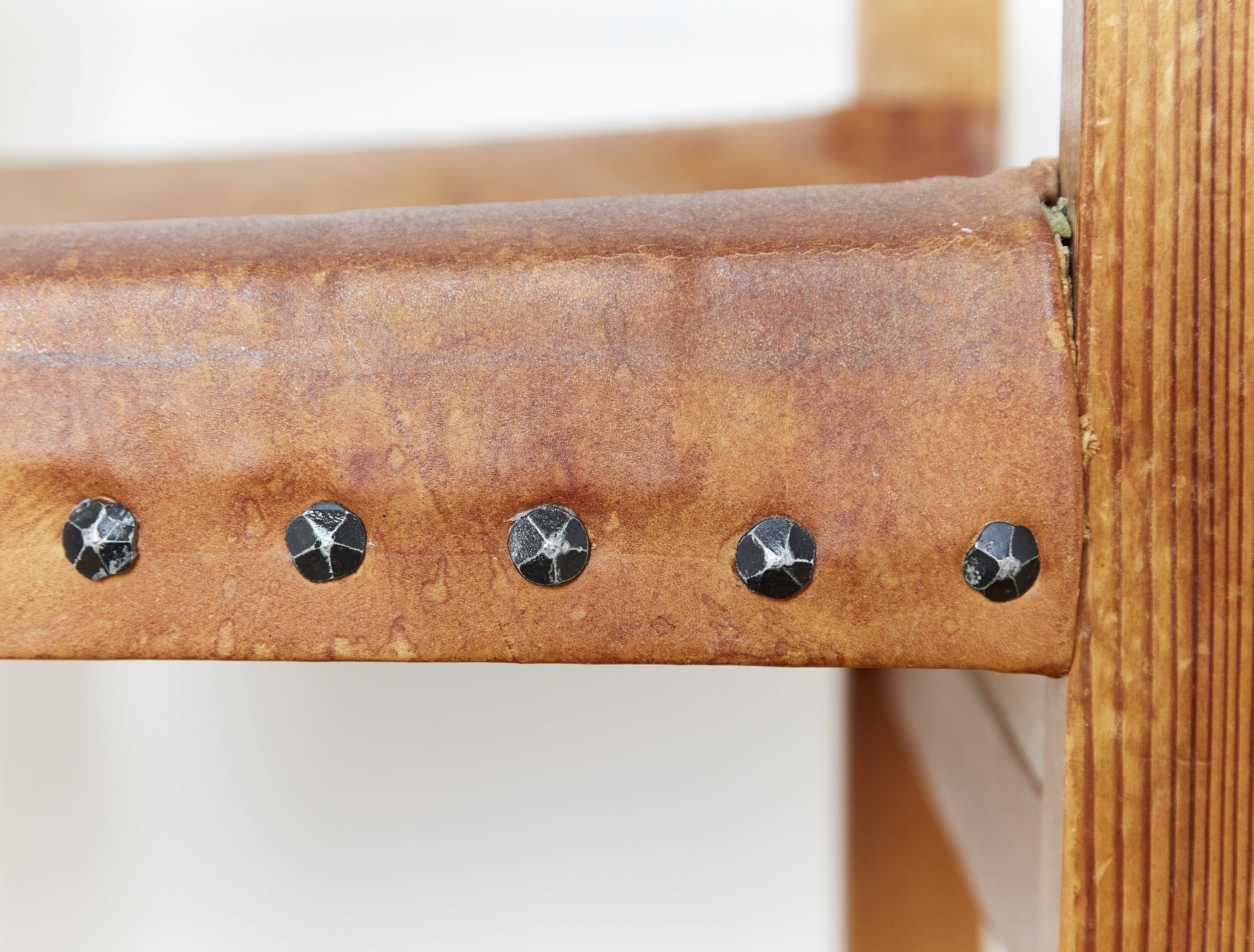 Chaise avec accoudoirs en pin massif et cuir de selle de Biosca