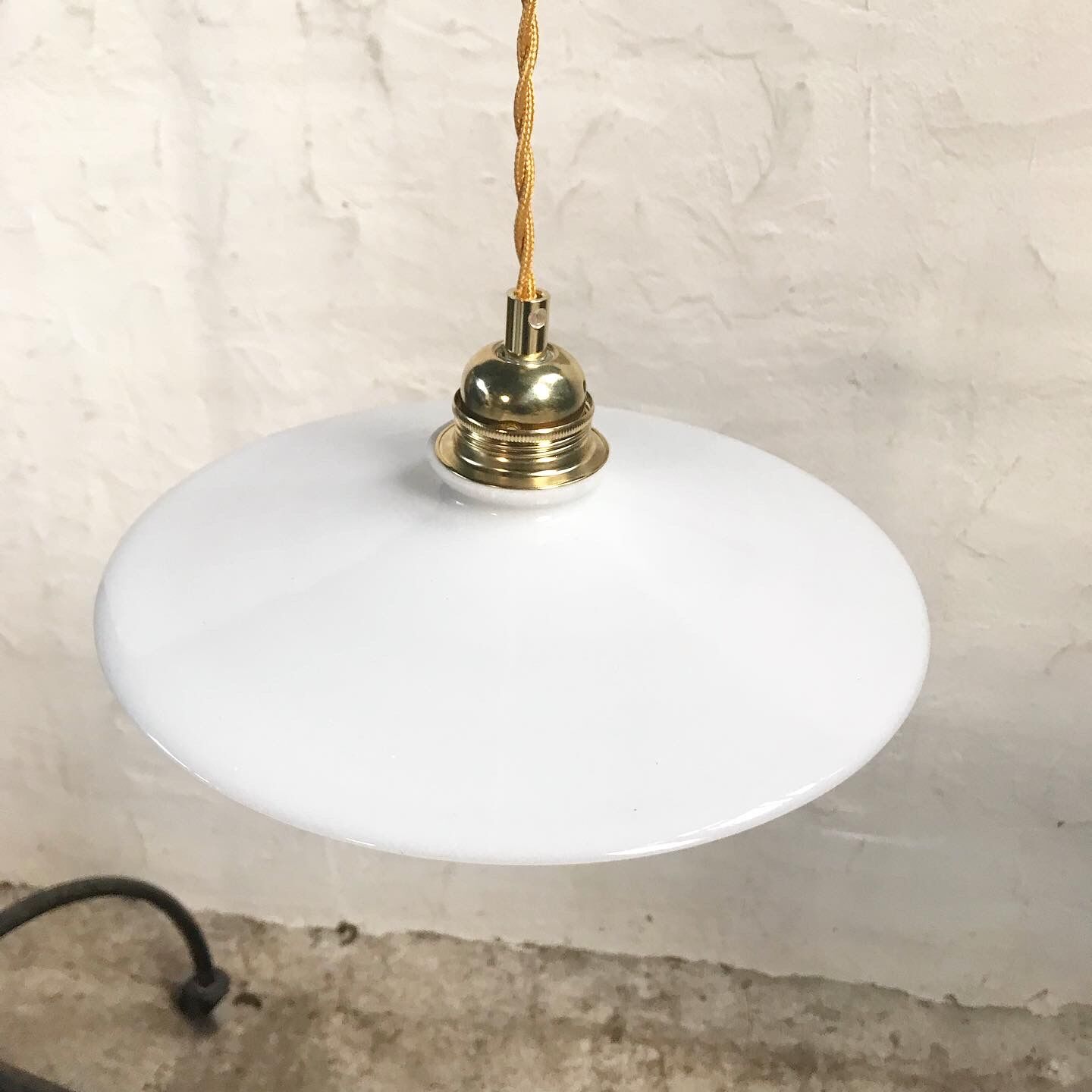 White opaline suspension