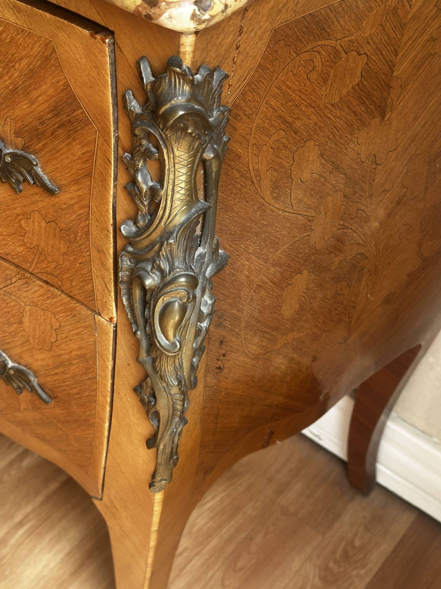 Commode galbée marquetée style Louis XV – plateau marbre- 19 e siècle