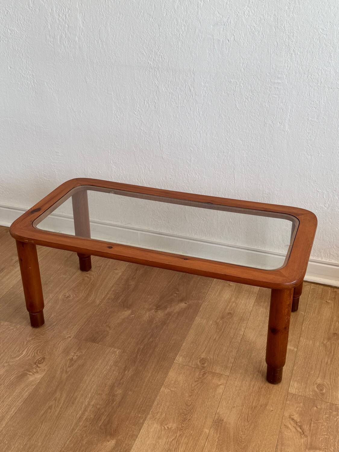 Table basse en bois et verre